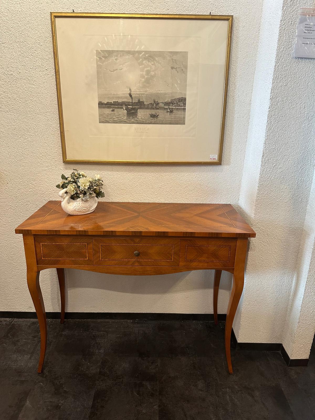 Holztisch mit Schubladenfach