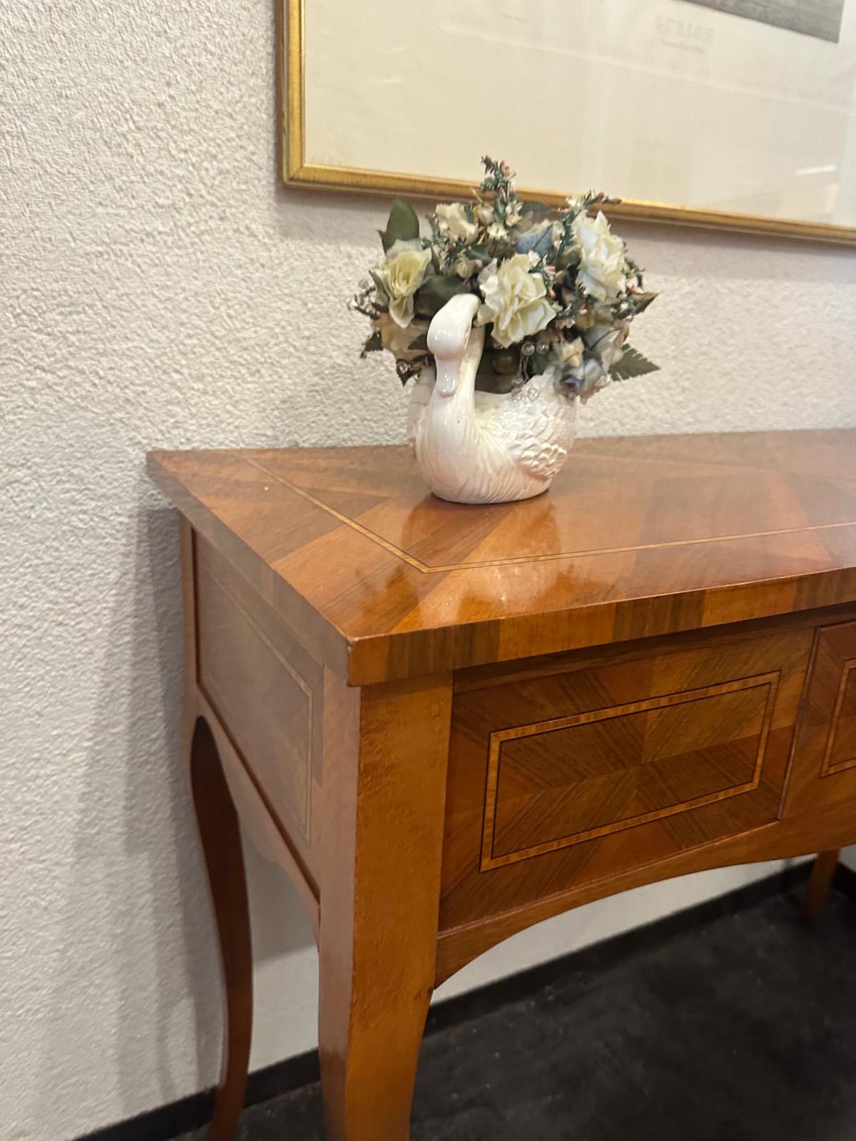 Holztisch mit Schubladenfach